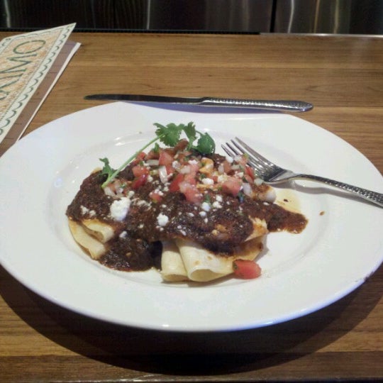 Снимок сделан в Maximo Cocina Mexicana &amp; Margarita Lounge пользователем Clayton S. 6/24/2012