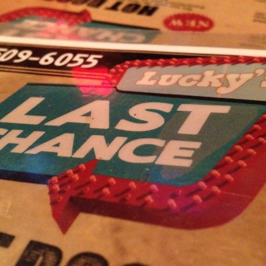 รูปภาพถ่ายที่ Lucky&#39;s Last Chance โดย John F. เมื่อ 7/28/2012
