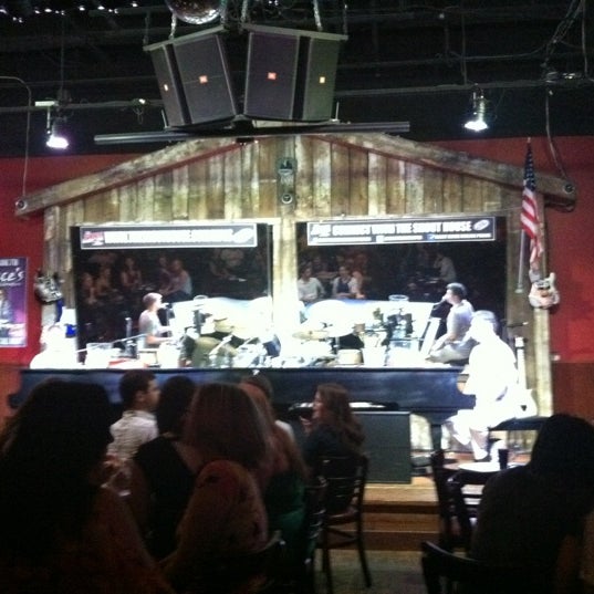 Foto tomada en Shout House Dueling Pianos  por Ashley K. el 6/8/2012