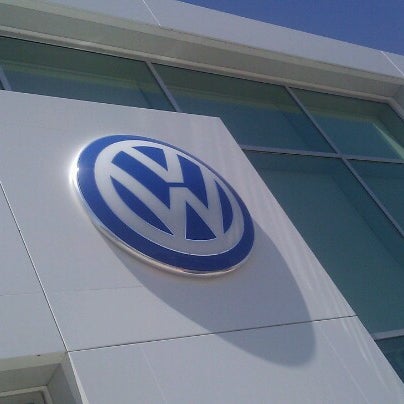 Foto diambil di Larry H. Miller Volkswagen Tucson oleh April W. pada 6/12/2012