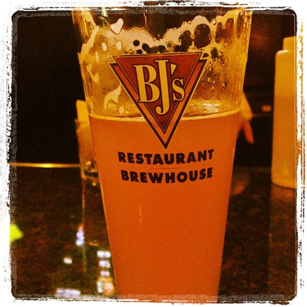 Photo taken at BJ&#39;s Restaurant &amp; Brewhouse by Nate L. on 5/11/2012