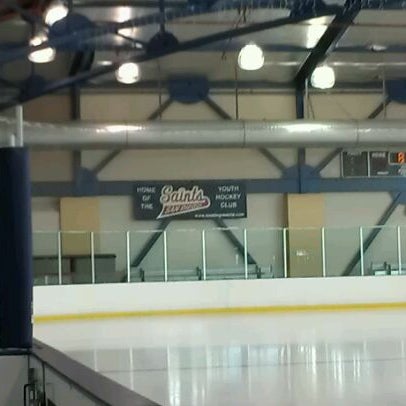 Foto diambil di Kroc Center Ice Arena oleh Joseph C. pada 8/12/2011
