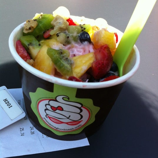 Снимок сделан в Yo Mama! Frozen Yogurt &amp; Goodies пользователем Esme55☕❤ 6/7/2012
