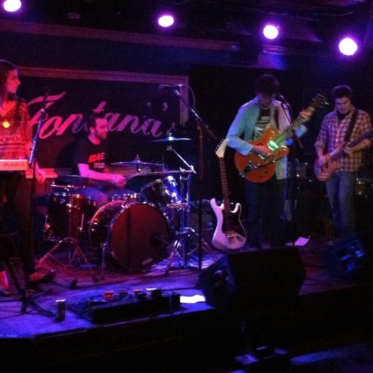 รูปภาพถ่ายที่ Fontana&#39;s Bar โดย Ivanessa D. เมื่อ 10/15/2011