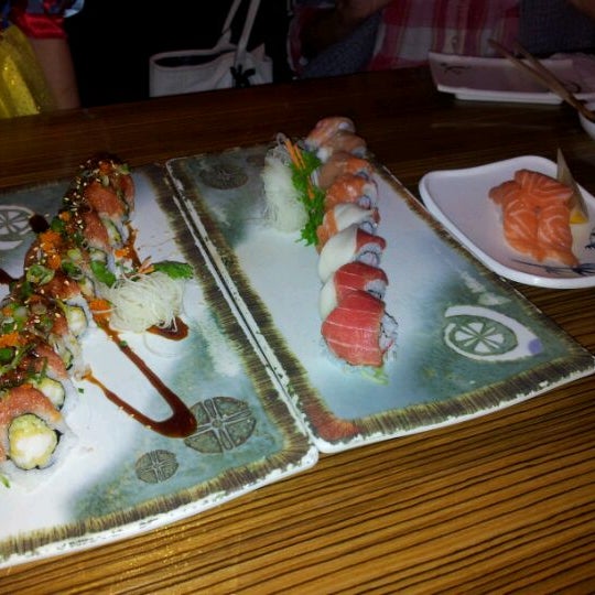 10/31/2011 tarihinde Peter L.ziyaretçi tarafından Sushi Dan'de çekilen fotoğraf