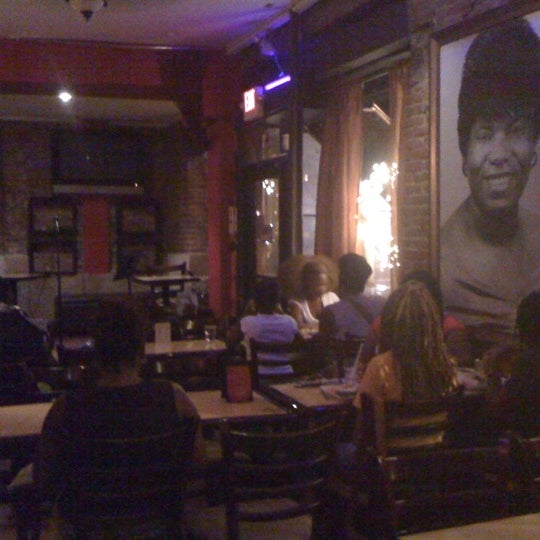 They feature live performances Neo-soul singers on occasions. This venue captures the historic vibe and soul of Harlem!