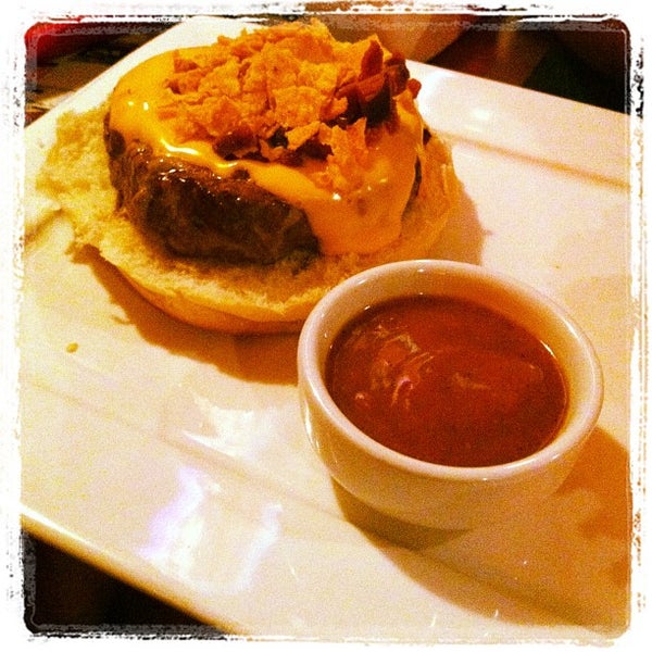 Foto diambil di Saturday&#39;s The Original Burger oleh Diego M. pada 3/25/2012