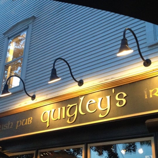 Foto tirada no(a) Quigley&#39;s Irish Pub por Mike H. em 5/18/2012