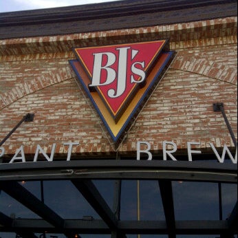 Снимок сделан в BJ&#39;s Restaurant &amp; Brewhouse пользователем Kelly V. 2/3/2012