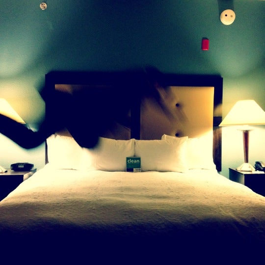 Das Foto wurde bei Hampton Inn &amp; Suites von Martin R. am 3/10/2012 aufgenommen