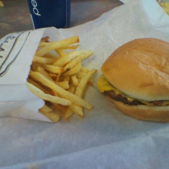Foto tomada en D. Lish&#39;s Great Hamburgers  por Dustin W. el 2/2/2012