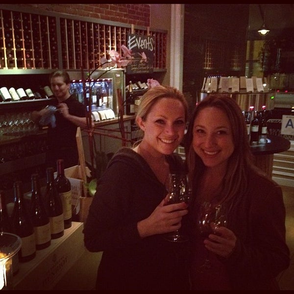 Foto tirada no(a) 3Twenty Wine Lounge por Sarah H. em 2/19/2012