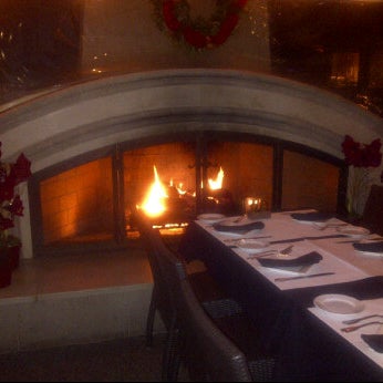 Foto tirada no(a) Mistral Restaurant and Bar por James M. em 12/13/2011