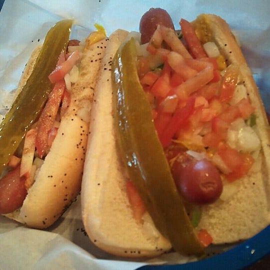 Foto scattata a Chicago Style Beef &amp; Dogs da Eric il 9/16/2011