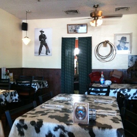 7/17/2011 tarihinde Eliza R.ziyaretçi tarafından Cowboy Bar &amp; Grill'de çekilen fotoğraf