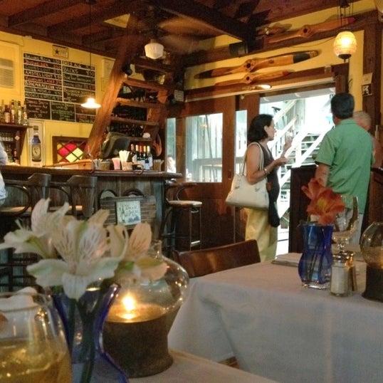 Foto tirada no(a) The Back Porch Cafe por Leslie S. em 8/19/2012