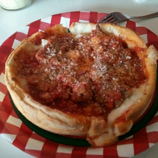 12/23/2011にCasey B.がSouth of Chicago Pizza and Beefで撮った写真