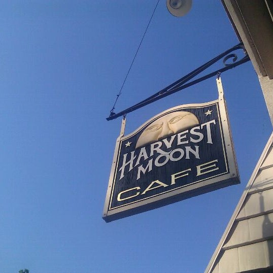 Photo taken at Harvest Moon Cafe by Imoto H. on 4/19/2011