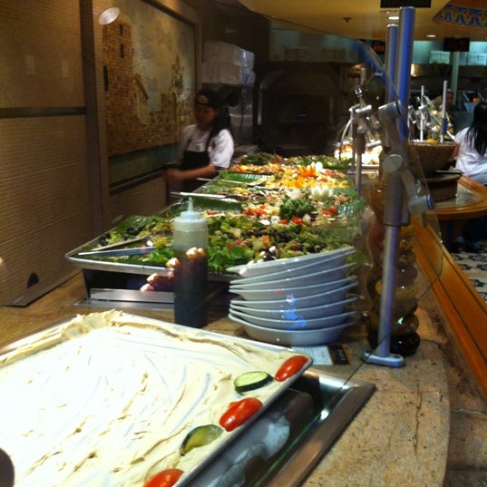 Foto tirada no(a) Fadi&#39;s Mediterranean Grill por PoP O. em 6/15/2012