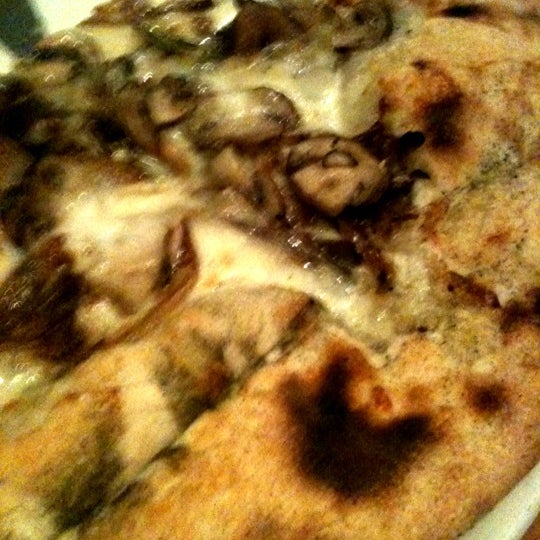 12/24/2011 tarihinde Katherine K.ziyaretçi tarafından Pizzeria Defina'de çekilen fotoğraf