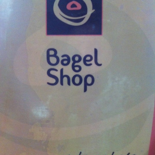 Foto tomada en The Bagel Shop  por Anabelle R. el 2/18/2012