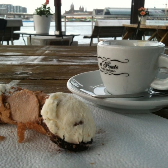 Photo prise au Al Ponte - Caffe&#39; Italiano par Florian W. le8/23/2012