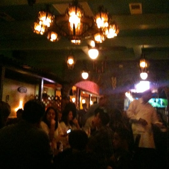 Photo prise au Gloria&#39;s Cafe par Tina T. le3/11/2012