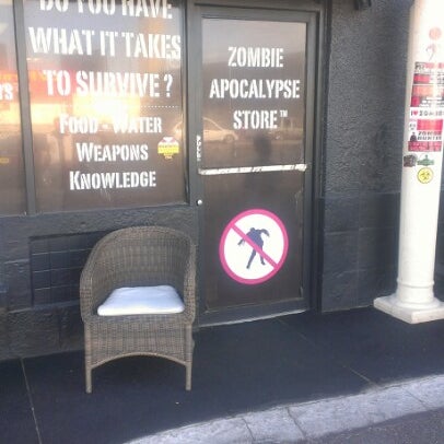 7/24/2012 tarihinde Victorziyaretçi tarafından Zombie Apocalypse Store'de çekilen fotoğraf
