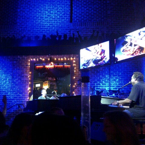 Снимок сделан в Bobby McKey&#39;s Dueling Piano Bar пользователем Si Cynthia Photos 8/18/2012