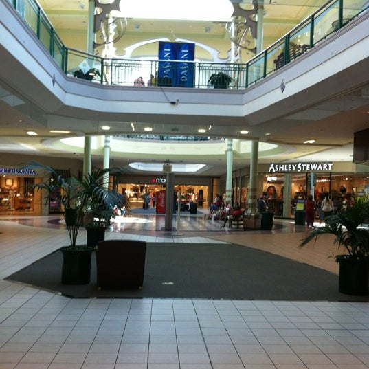 Foto tirada no(a) Arbor Place Mall por Andrew C. em 8/12/2012