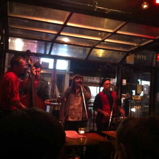 รูปภาพถ่ายที่ Castro&#39;s Lounge โดย Jungmin K. เมื่อ 4/17/2012