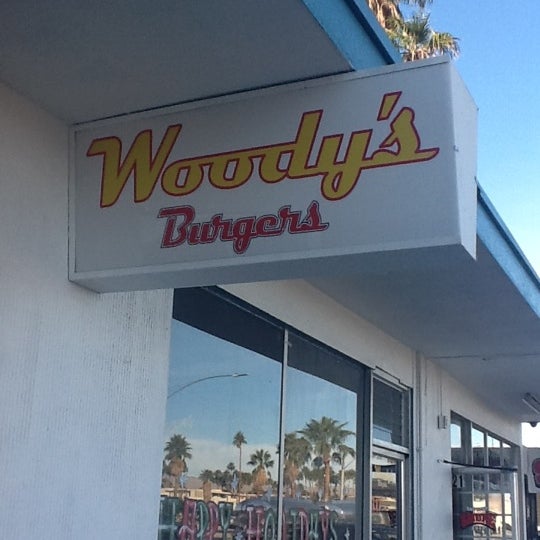 Foto scattata a Woody&#39;s Burgers &amp; Beer da Lisa B. il 12/29/2011