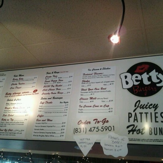 Foto diambil di Betty Burgers oleh Ramses V. pada 12/23/2011