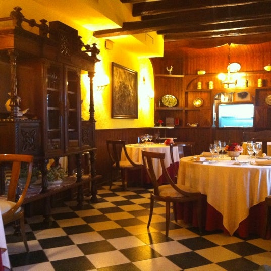 Photo prise au Restaurant La Llar Grill &amp; Lounge par RAMON Z. le11/8/2011