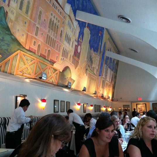 Foto tirada no(a) Remi Restaurant por Jennifer L. em 8/3/2011