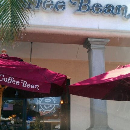 Foto tirada no(a) The Coffee Bean &amp; Tea Leaf por Linda C. em 8/19/2011