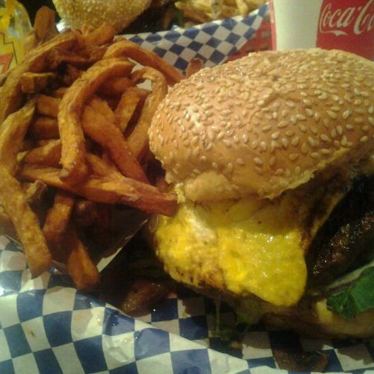 10/30/2011 tarihinde LD M.ziyaretçi tarafından Charm City Burger Company'de çekilen fotoğraf