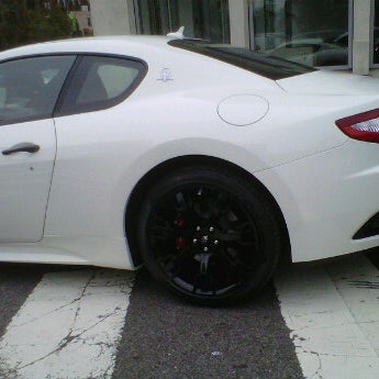 Снимок сделан в Maserati of Manhattan пользователем Anthony A. 9/24/2011