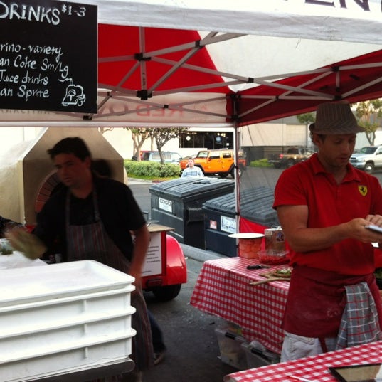 Das Foto wurde bei Red Oven - Artisanal Pizza and Pasta von Dawn M. am 6/2/2012 aufgenommen