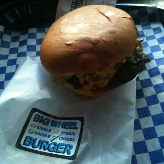 รูปภาพถ่ายที่ Big Wheel Burger โดย Naomi L. เมื่อ 1/15/2012