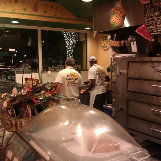1/14/2012에 a Guy on Clematis님이 Pizza Girls WPB에서 찍은 사진