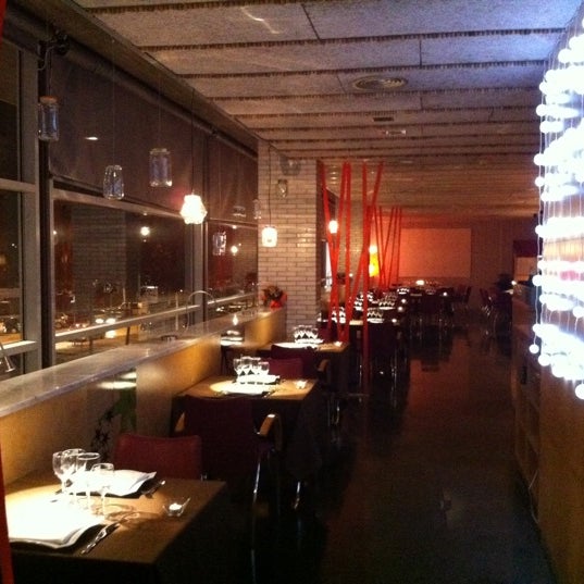 Foto diambil di IMAGINATRIUM - Restaurant Atrium oleh Gina d. pada 11/18/2011