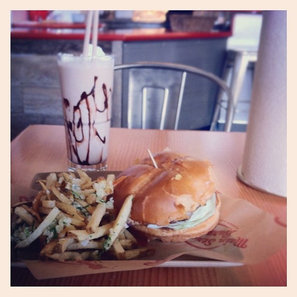 รูปภาพถ่ายที่ Main Street Burgers โดย Sal M. เมื่อ 3/21/2012