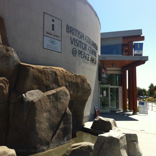 รูปภาพถ่ายที่ British Columbia Visitor Centre @ Peace Arch โดย Margaret D. เมื่อ 8/1/2012