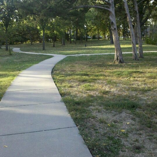 ботанический сад кубгау. Hyde park picture a4. H e park. H e park. поместье дубовая аллея.