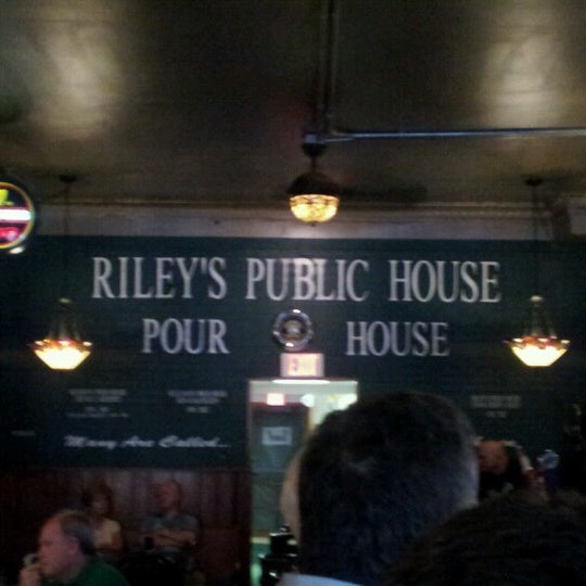 Foto diambil di Riley&#39;s Pour House oleh Joe C. pada 6/21/2012