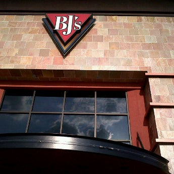 รูปภาพถ่ายที่ BJ&#39;s Restaurant &amp; Brewhouse โดย B.j. H. เมื่อ 7/5/2011
