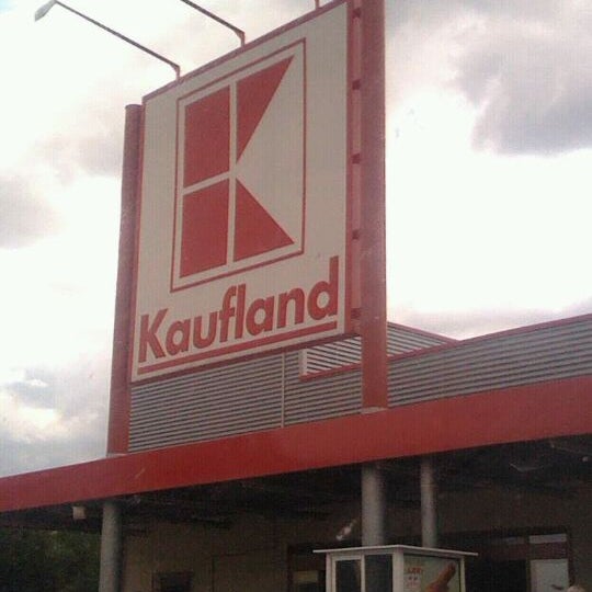 รูปภาพถ่ายที่ Kaufland โดย Alex Z. เมื่อ 6/14/2011