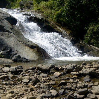 Photo taken at Moh Pang Waterfall by 明明 陈. on 11/12/2011