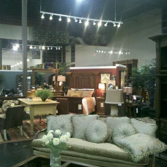 Foto scattata a The Dump Furniture Outlet da Jason T. il 2/25/2012